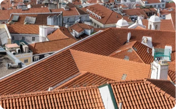 Ventajas de Canalones Modernos: Protección y Estilo para Tu Hogar 3 Top Tejados Logrono Vista aérea de tejados de tejas rojas en Alcala Henares, destacando la calidad y resistencia de las instalaciones realizadas por Tejados Alcala Henares.