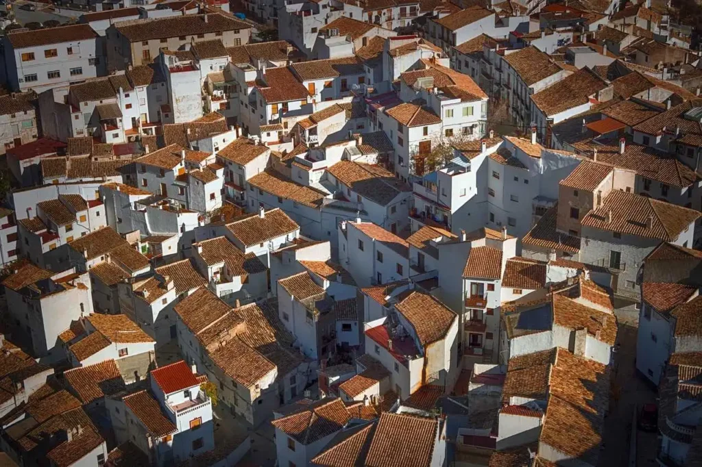 Guía para Elegir los Mejores Materiales para Tejados para un Hogar Confortable 6 Top Tejados Logrono Vista de tejados con los mejores materiales para tejados, ofreciendo durabilidad y estética para proteger y embellecer el hogar