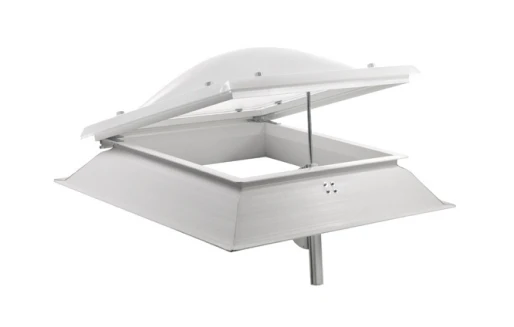 Claraboyas con apertura automática instaladas en tejado moderno, aportando luz natural y ventilación eficiente