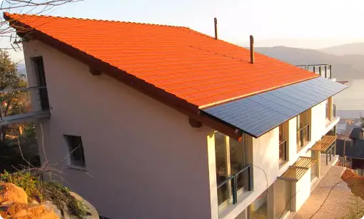 Cubiertas Inclinadas en vivienda de Logroño con tejas cerámicas, destacando resistencia y alta calidad